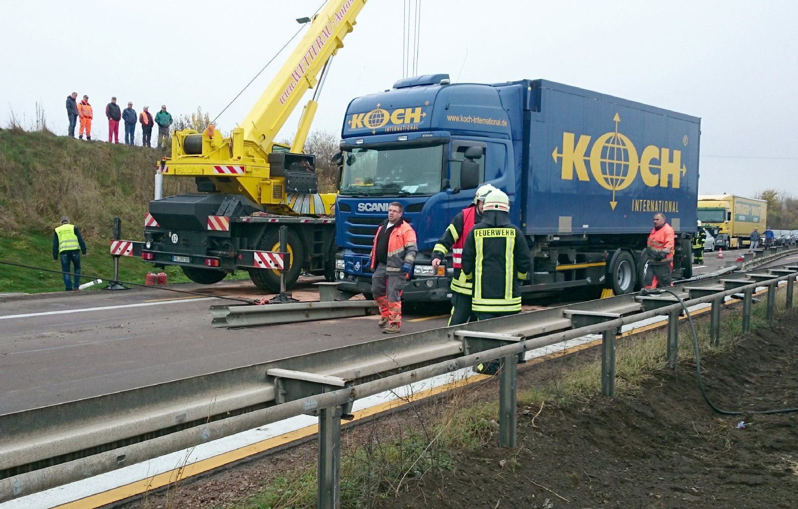 Ein Lastwagen wird am 25. November 2014 auf der Autobahn 14 bei Bernburg auf die Fahrbahn gehoben.