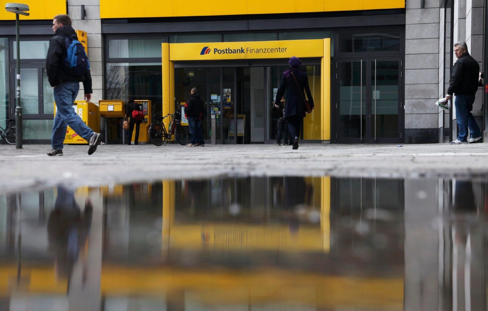 Die Stimmung in den Postbank-Filialen ist gedrückt, rund 12000 Mitarbeiter bangen bundesweit um ihre Jobs.
