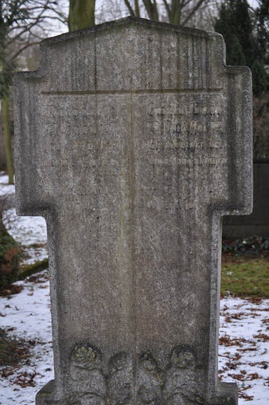 Der total verwitterte Grabstein von Ewald Gnau