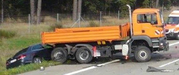 Rettungskräften bot sich auf der Autobahn 9 bei Köselitz ein Bild der Verwüstung, ein Laster samt Schilderwagen war über die Mittelleitplanke geschoben worden.
