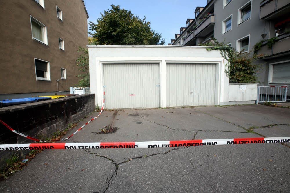 In der linken Garage einer Siedlung in Lindenthal soll der 52-Jährige sein 17 Jahre altes Opfer im Auto gefangen gehalten haben.