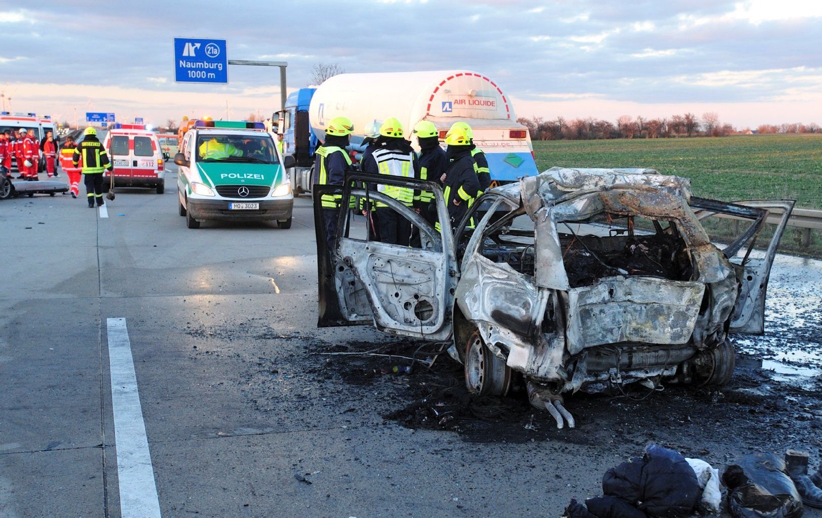 Rettungskräfte sind an der Unfallstelle auf der A9 vor der Abfahrt Naumburg in Richtung Berlin.