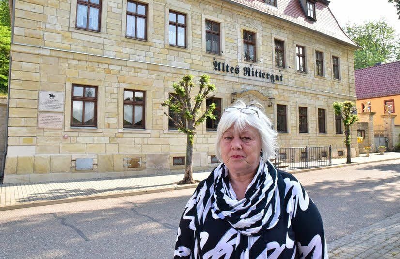 Ortsbürgermeisterin Christine Krößmann vor dem Gebäude, in dem die Gaststätte jetzt frei ist.