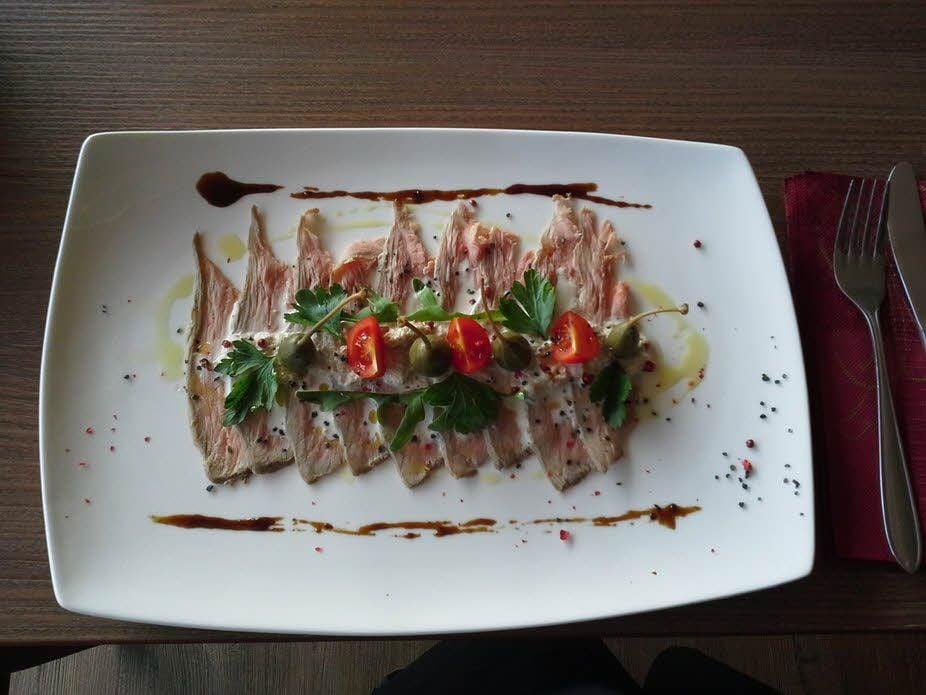 So wird Vitello tonnato in der „Orangerie“ serviert.