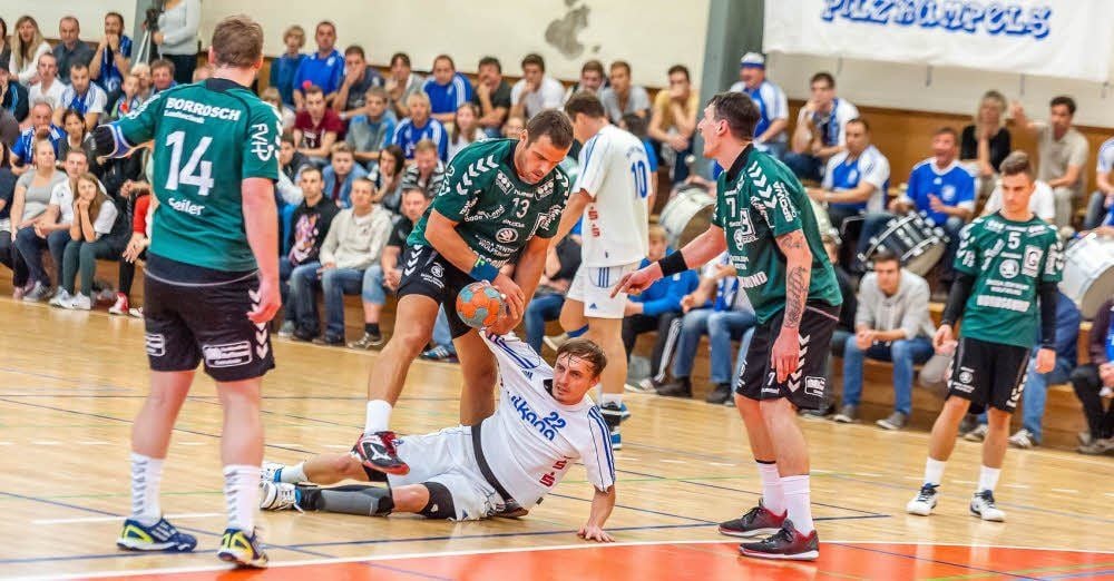 Die Oberliga-Handballer des TuS Radis (weiße Trikots, hier beim Saisonauftaktspiel gegen Oebisfelde) verloren am Samstag ihre erste Auswärtspartie dieser Serie. Nur ganz knapp mussten sie sich Gastgeber USV Halle geschlagen geben (31:32).