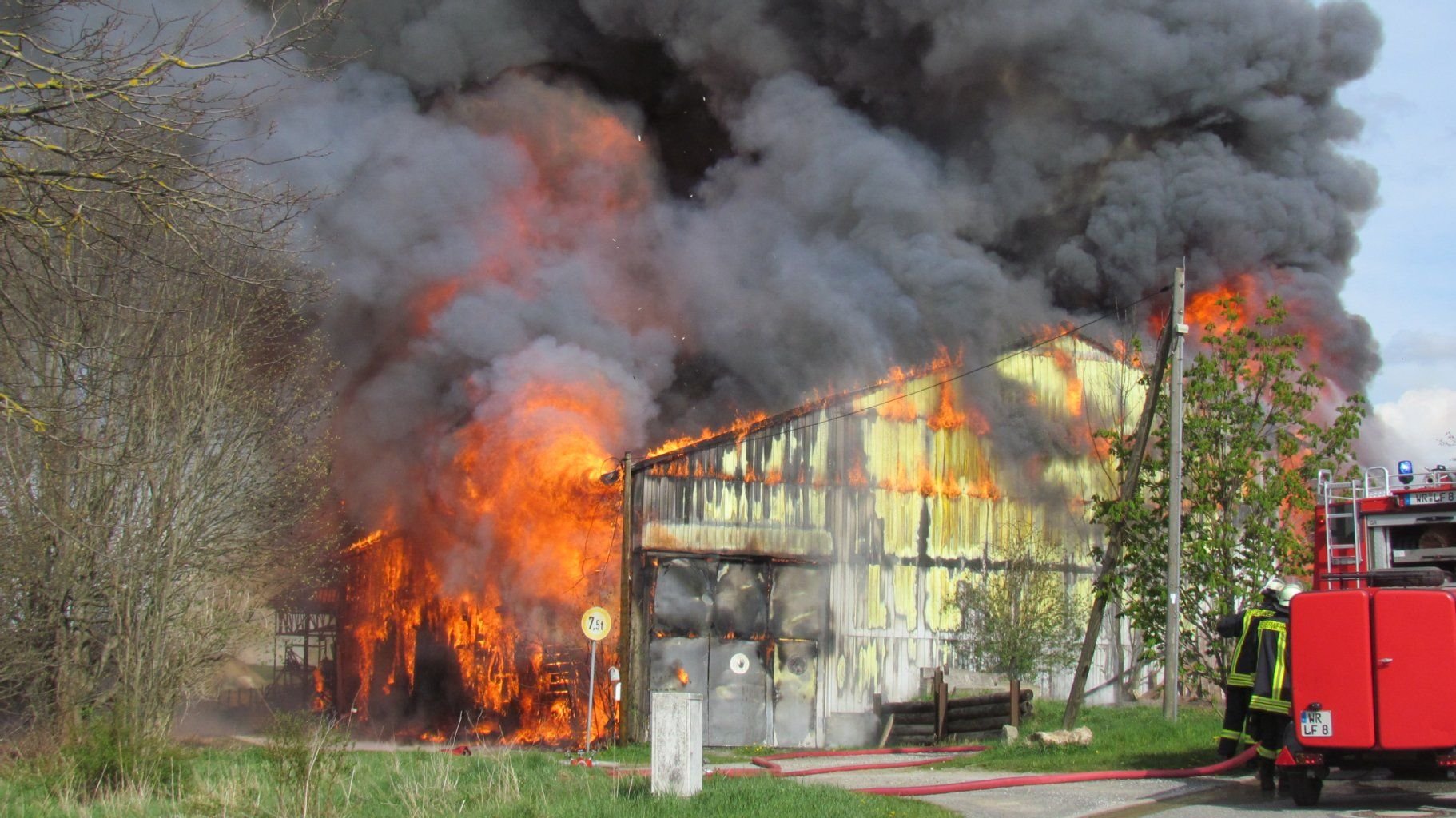 Eine Lagerhalle ist im Mai 2015 in Elbingerode komplett niedergebrannt.