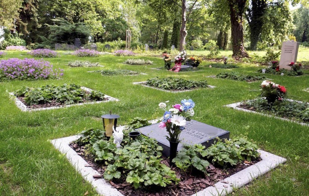 In die ersten Paar- und Freundesgräber auf dem Michaelisfriedhof sind Urnen beigesetzt.