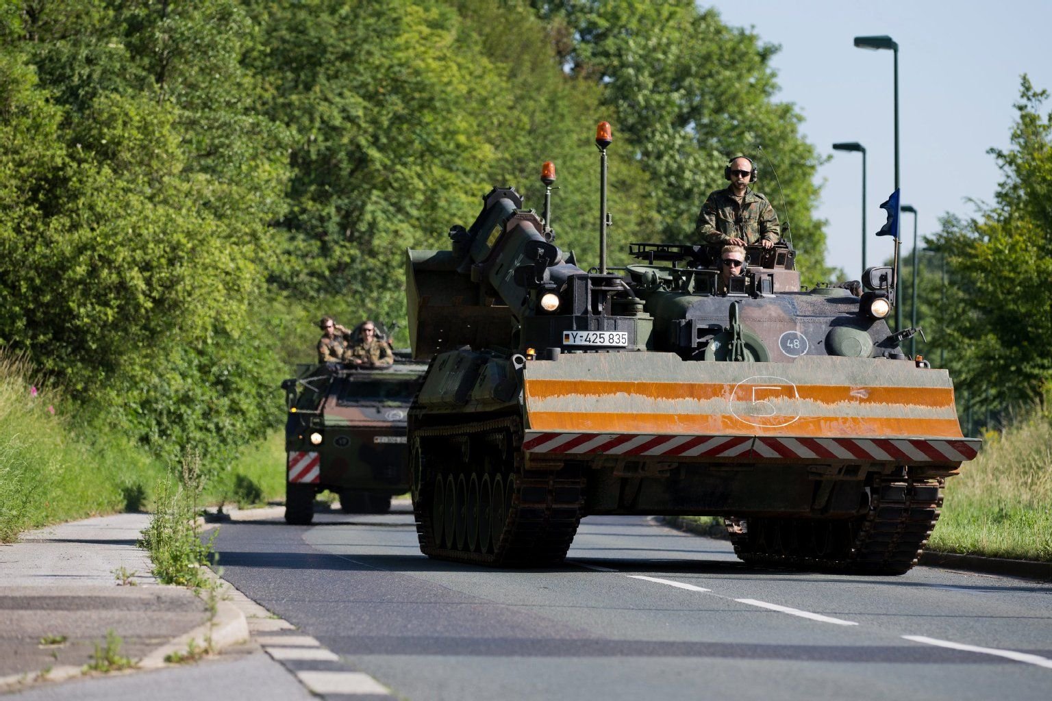 Panzer auf dem Weg nach Düsseldorf: Die Bundeswehr eilt der sturmgebeutelten Landeshauptstadt Düsseldorf zur Hilfe.
