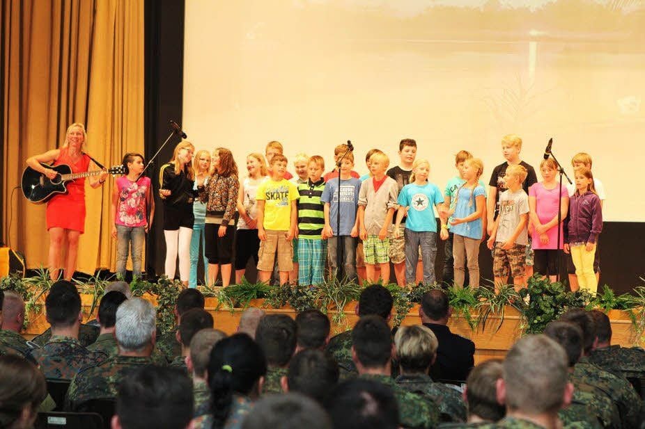 Akener Schüler der vierten Klasse singen für die Soldaten.