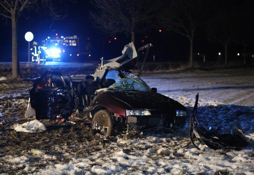 Das Autowrack nach der Tragödie an der alten B 6.