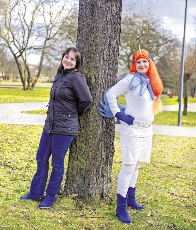Zwei Mal Sindy Tiedeitz aus Schlaitz: links in Alltagskleidung und rechts als Keldeo, ein Fohlen aus der Pokémon-Reihe.