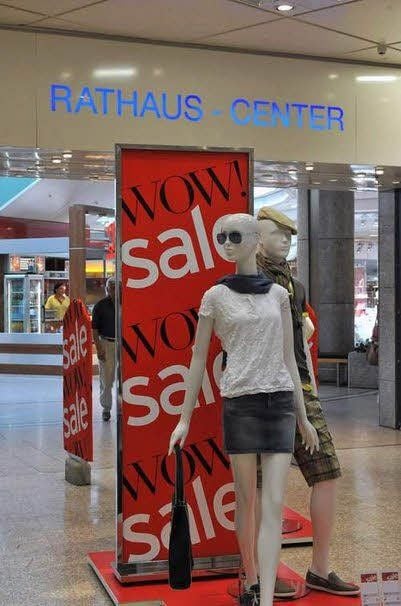 Mit Rabattaktionen wollen die Händler ihre Lager räumen.