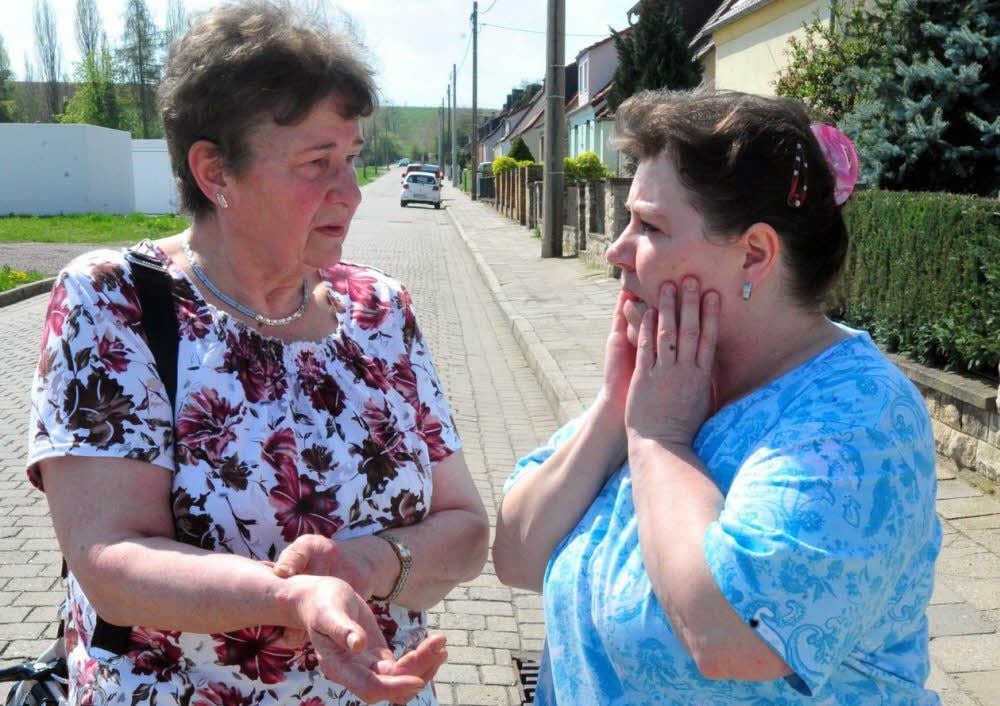 Hier in der Erfurter Straße in Weißenfels ist es passiert: Hella Lindig (links) mit Anwohnerin Ramona Spiegelberg, die ihr in der Nacht Beistand geleistet hat.