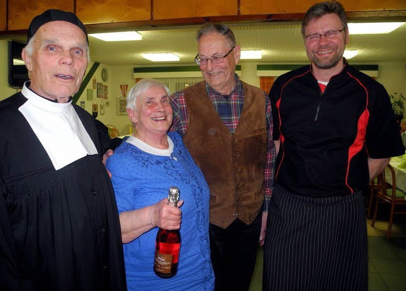 Seinen 49. Hochzeitstag feiert das schwedische Ehepaar Anita und Robin Welch in Annaburg mit Pfarrer Michael Stifel und Wirt Gerald Lexius.