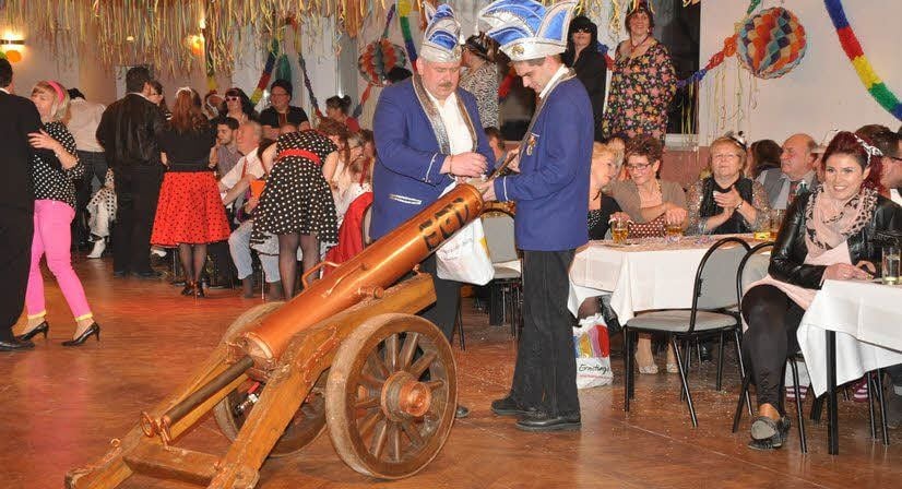 Die Konfetti-Kanone wird geladen, sie ist beim Karneval in Elster unverzichtbar.