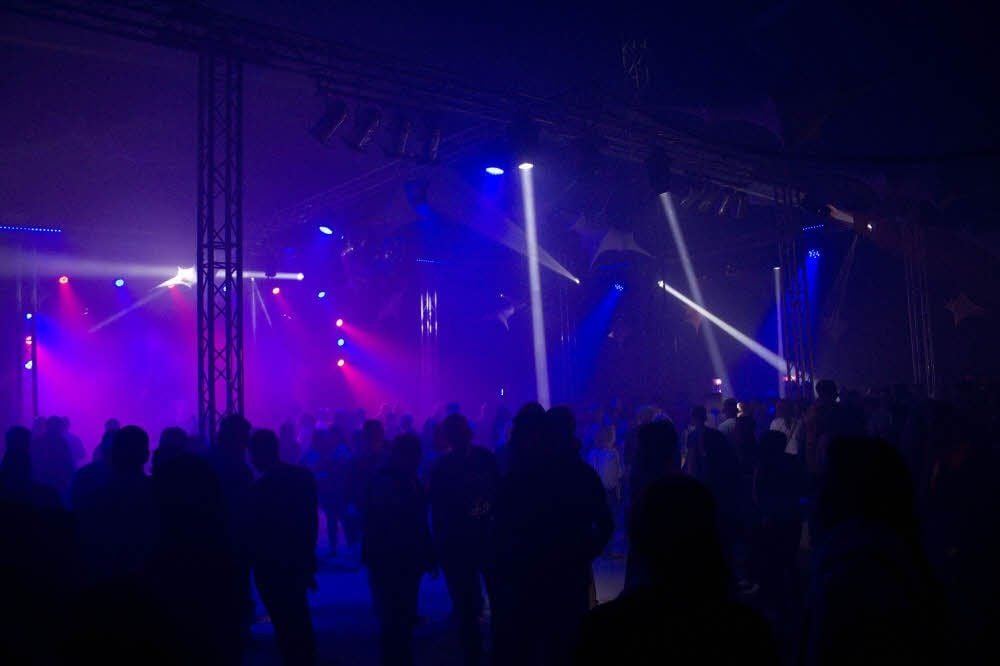 Blaue Stunde im Zelt: An diesem Wochenende kann das Partyvolk noch einmal im Live Music Circus feiern.