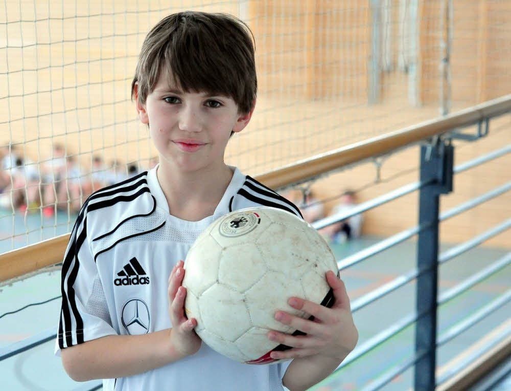 Der zehnjährige Grundschüler der Wittenberger „Käthe Kollwitz“, David Griedel, hat am Sonnabend beim Wettbewerb „Speed4“ den Weltrekord von Fußball-Superstar Lionel Messi (kleines Bild) verbessert.