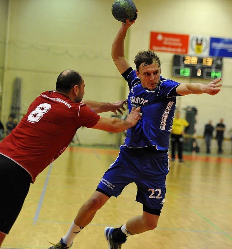 Radiser im Doppelpack: Stephan Blechschmidt beim Torwurf für die Erste (Foto li.), und die Reserve blockt den Coswiger Robert Giese (re.).