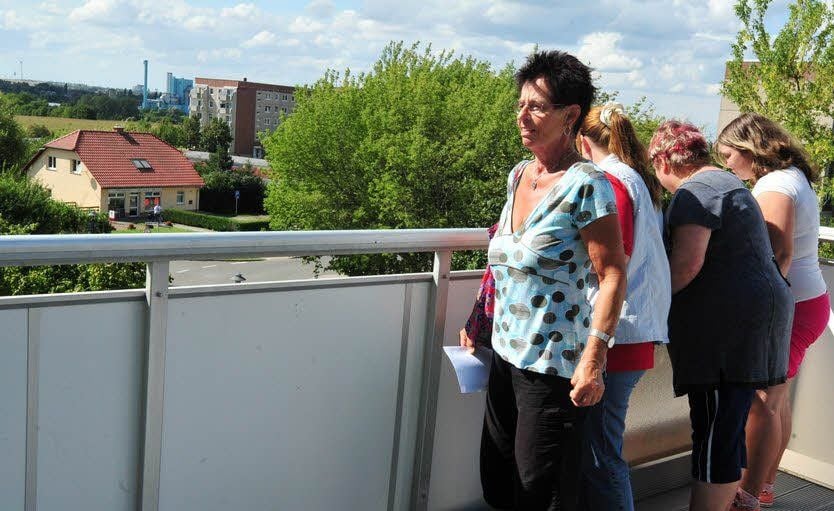 Helga Weise ist vom Blick ins Grün begeistert. Sie wohnt im Block vis-à-vis. Dort wurde bisher nichts modernisiert.