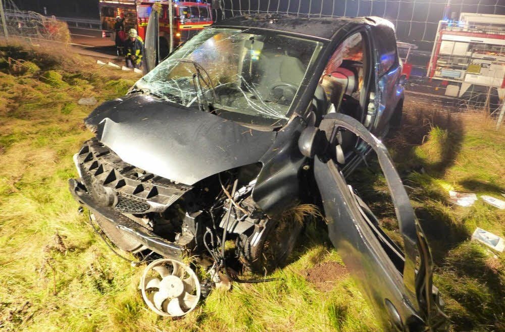 Der Pkw wurde bei dem Unfall völlig zerstört. Seine Fahrerin wurde in eine Spezialklinik geflogen.