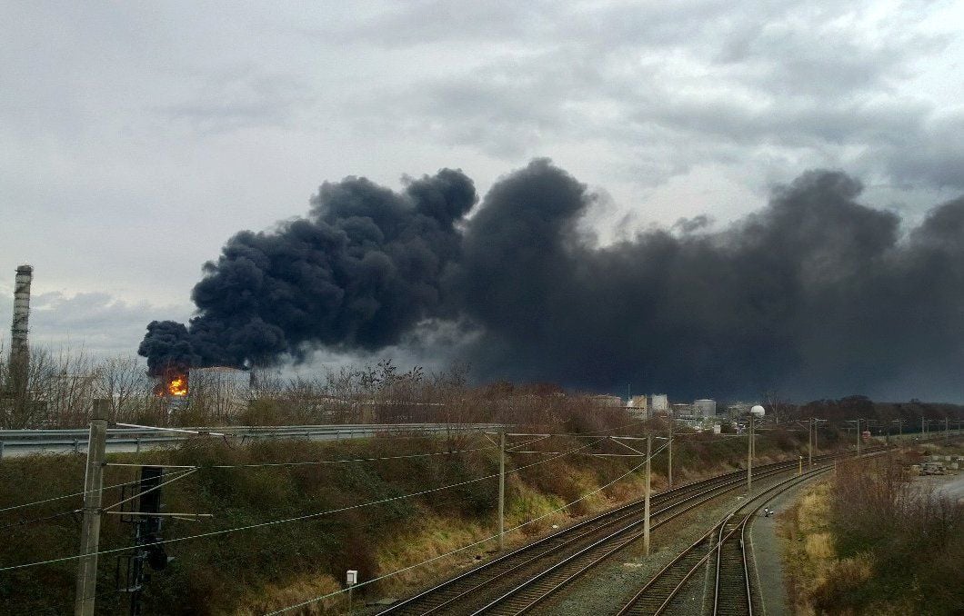 Dunkle Rauchwolken ziehen am 09.01.2014 über Köln-Godorf (Nordrhein-Westfalen). Auf dem Gelände der Shell Raffinerie ist ein Brand ausgebrochen.