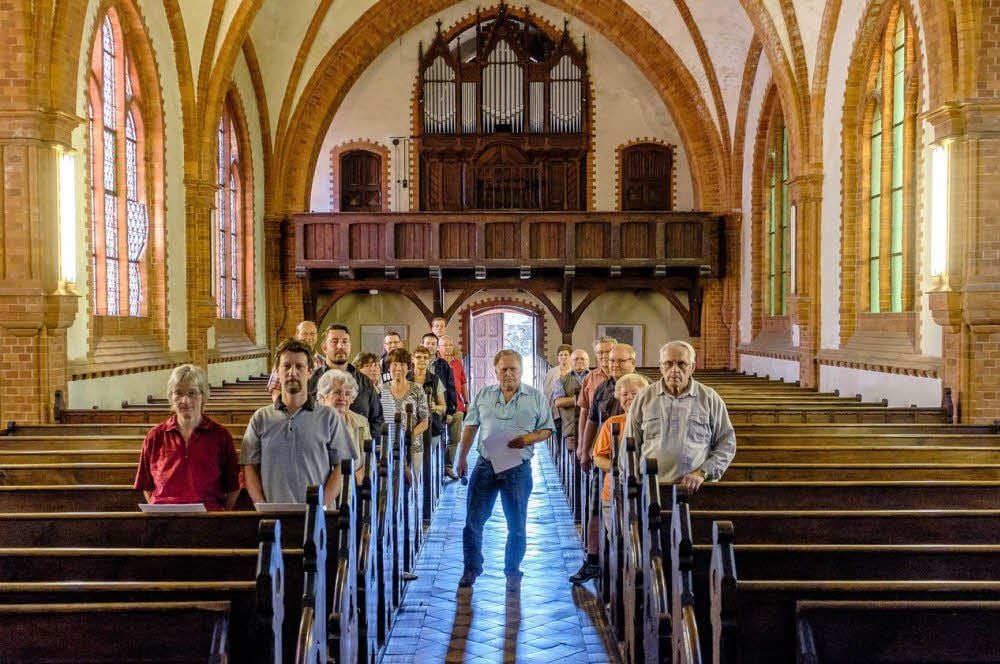 Sie proben fürs Straacher Dorffest - hier in der Kirche des Ortes: Gefeiert wird Anfang Juli.