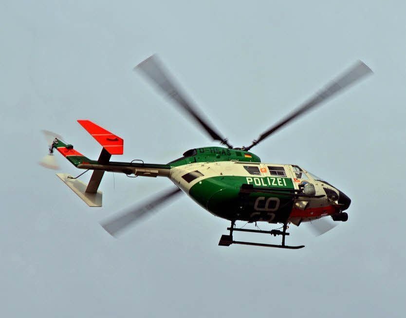 Nach der vermissten Seniorin wird auch von einem Hubschrauber aus gesucht.
