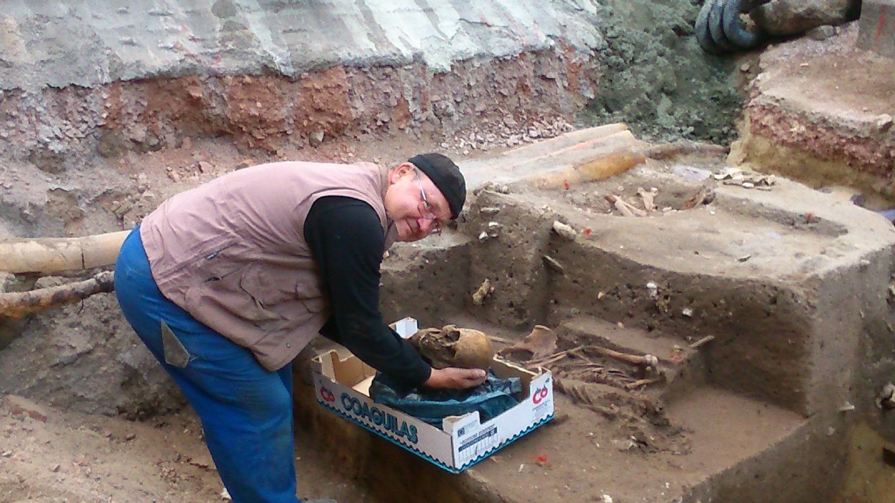 Carsten Schmieder sichert die Knochen