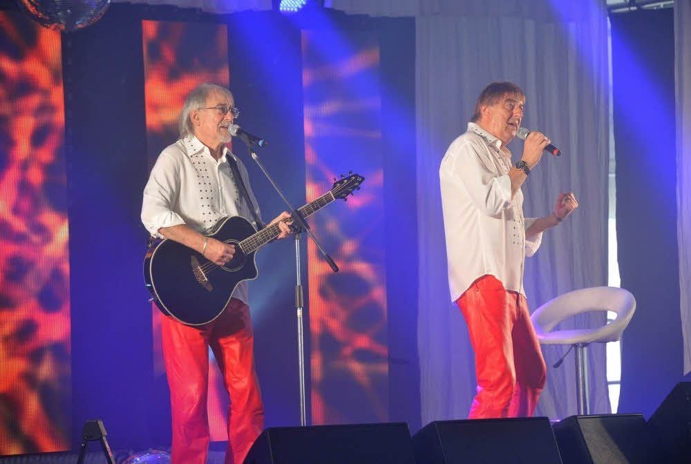 „Die Amigos“: Karl-Heinz (l.) und Bernd Ulrich haben in Großpaschleben das Publikum begeistert.