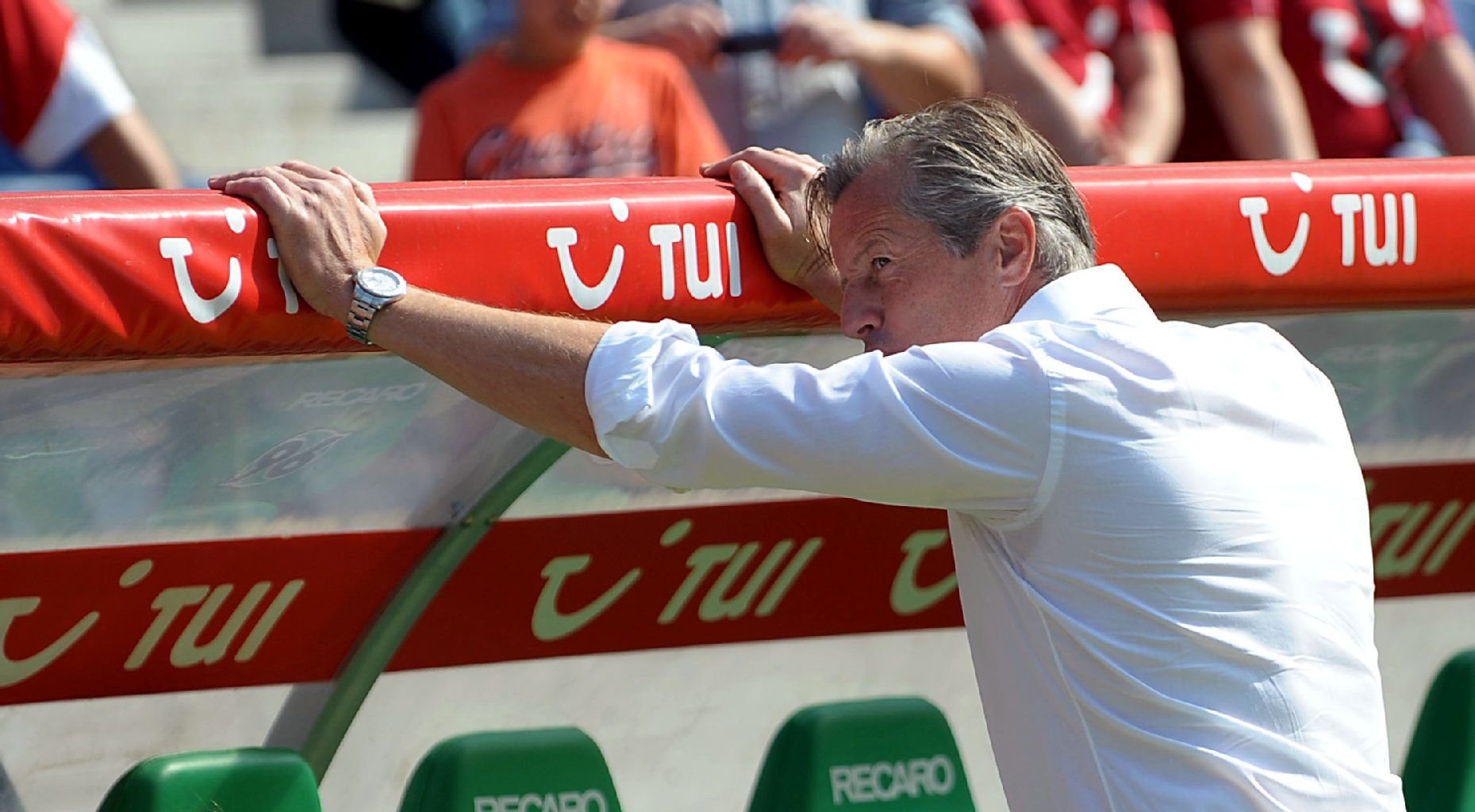 Für Schalkes Trainer Jens Keller könnte es eng werden.