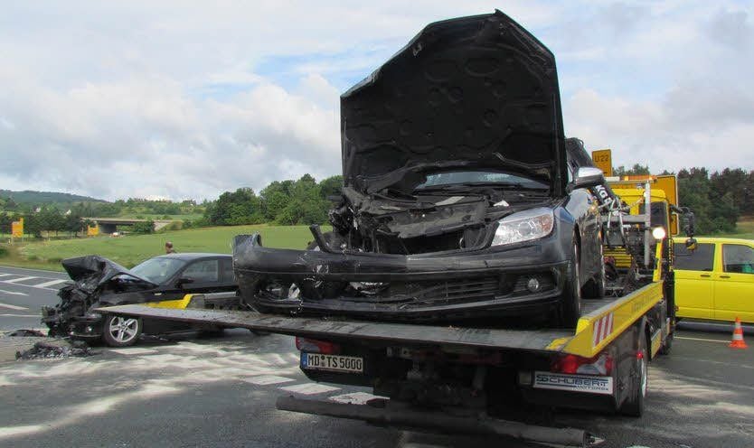 Die Autos haben nach dem Unfall nur noch Schrottwert.
