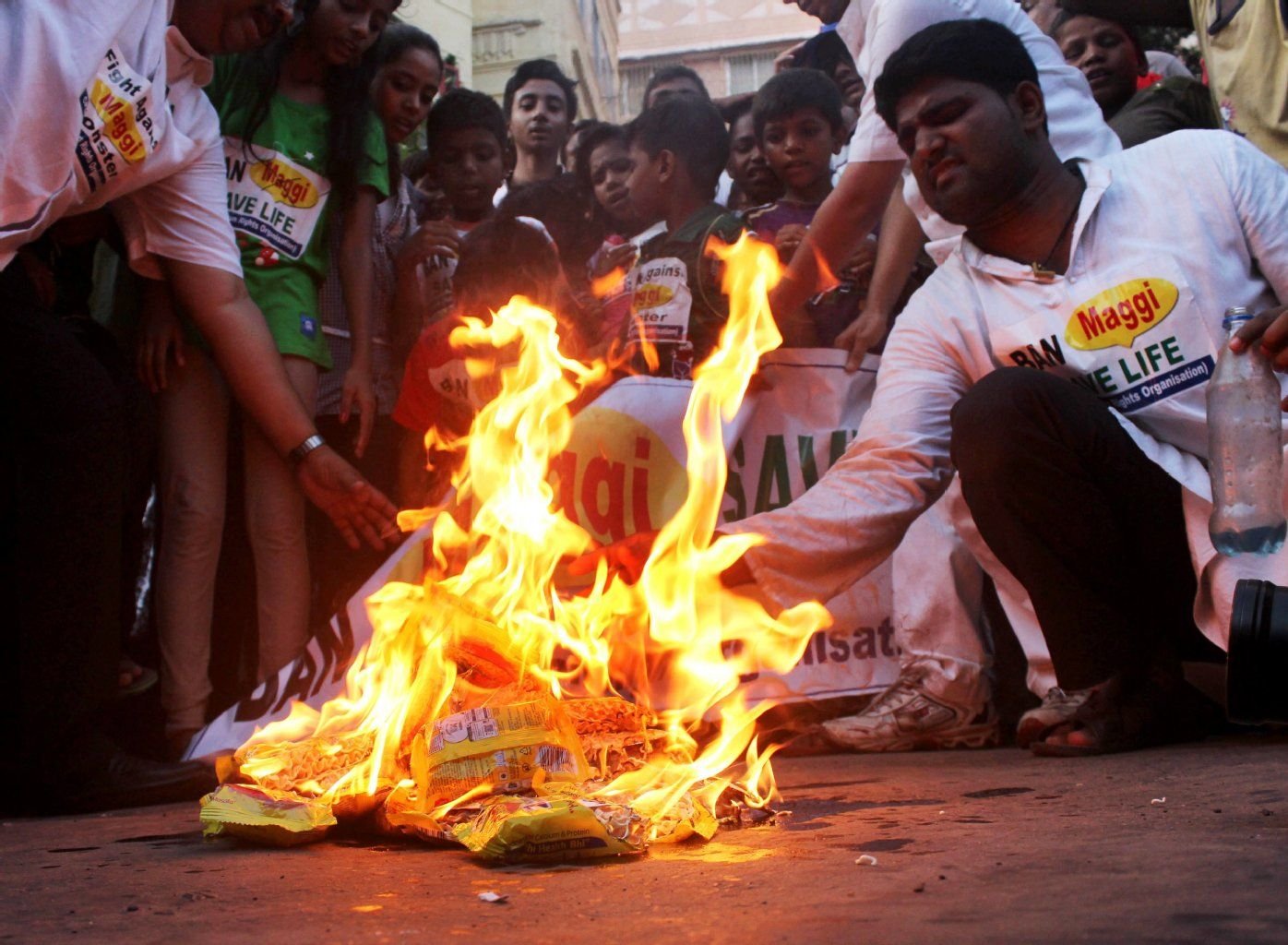 Indische Studenten und Aktivisten verbrennen in Kalkutta Instant-Nudeln der Nestlé-Marke Maggi.
