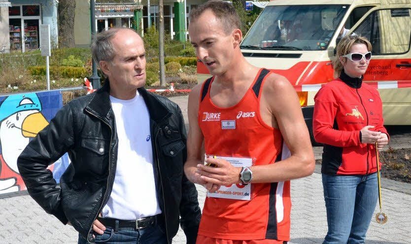 Falk Cierpinski (2. v. l.), hier im Gespräch mit Vater Waldemar, hat den Bad Schmiedeberger Brunnenlauf im vergangenen Jahr gewonnen.