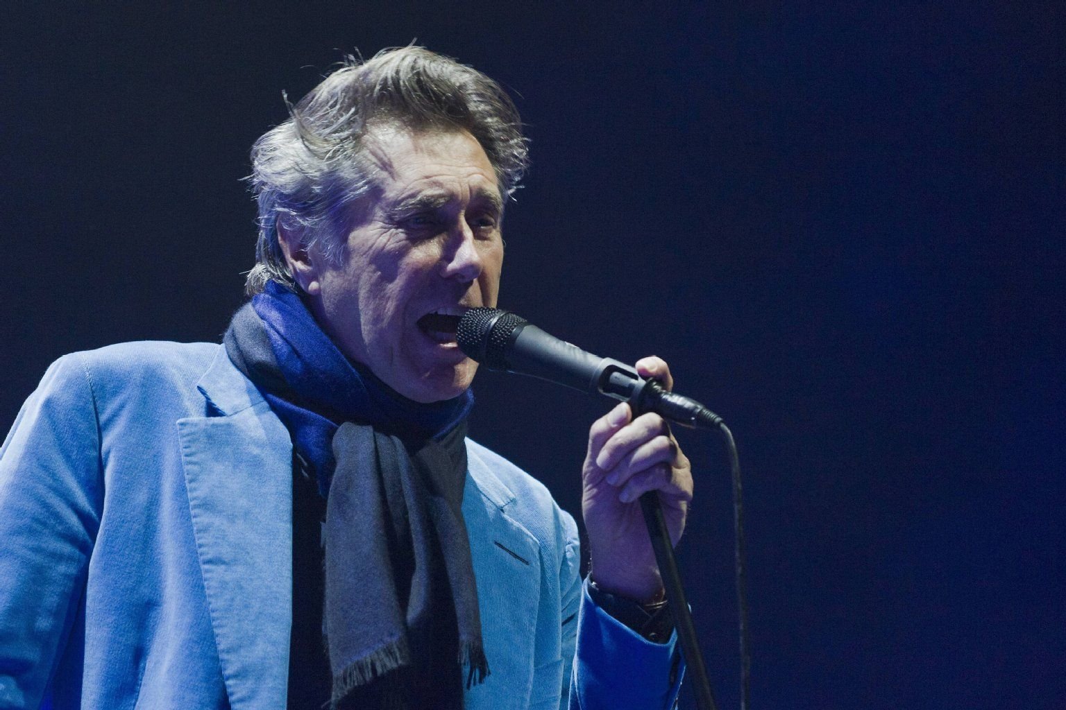Sänger Bryan Ferry bei einem Konzert in der Heineken Music Hall in den Niederlanden.