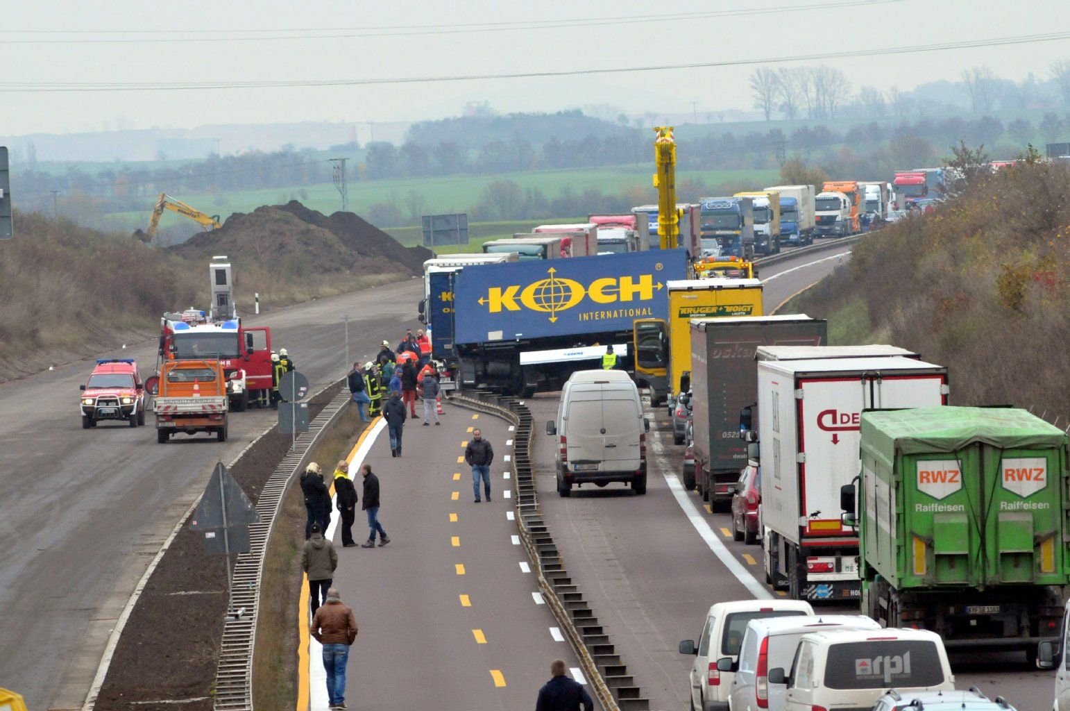 Ein querstehender Lkw sorgte am Dienstag seit den frühen Morgenstunden für Behinderungen auf der A14 zwischen der Anschlussstelle Könnern und Löbejün.