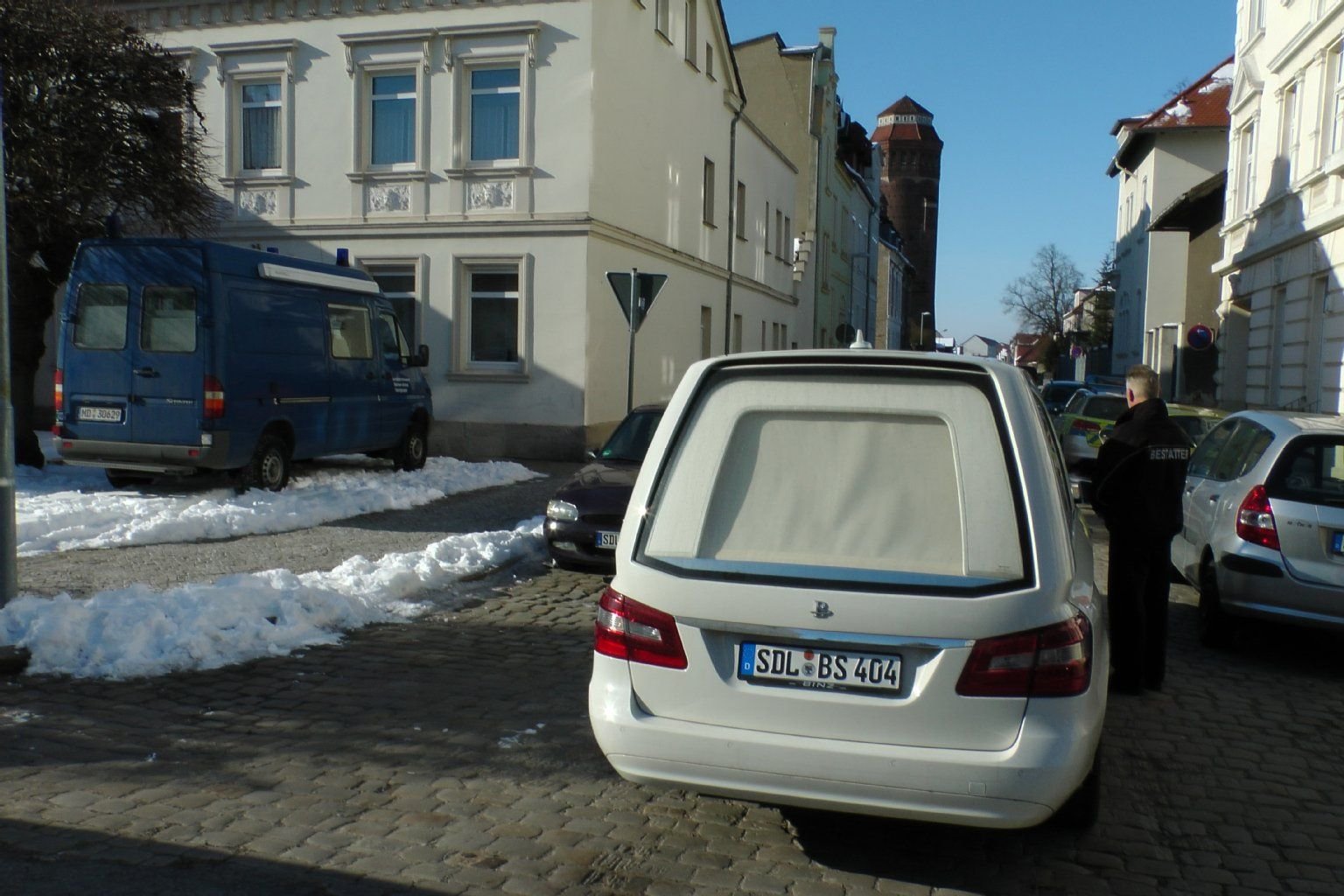 Ein Leichenwagen vor dem Abtransport eines toten 34-Jährigen. Er richtete sich nach einer Schießerei in Tangermünde vermutlich selbst.
