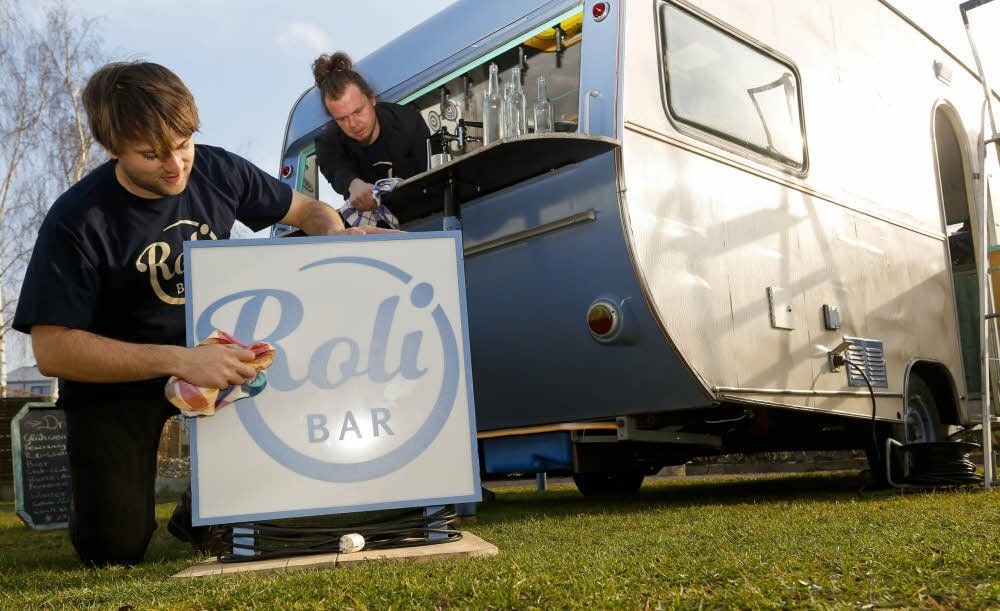 Robert Nasarek (links) und Oliver Schein (rechts) putzen schon mal ihre rollende Cocktailbar.