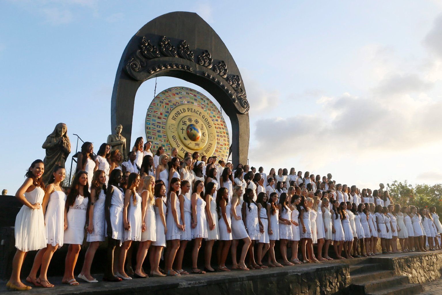 Die Teilnehmerinnen der Wahl zur Miss World 2013, posieren vor einem riesigen Gong in Denpasar auf Bali (Indonesien).