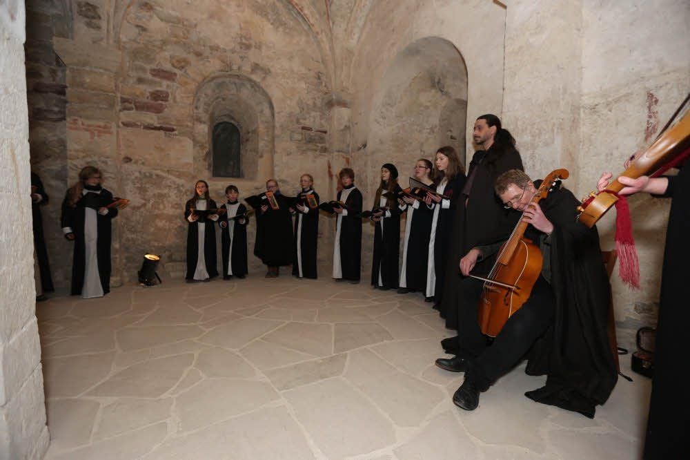 Das „montalbáne“-Ensemble sowie Mädchen und Jungen der Naumburger Domsingschule in der Krypta der Gosecker Schlosskirche.