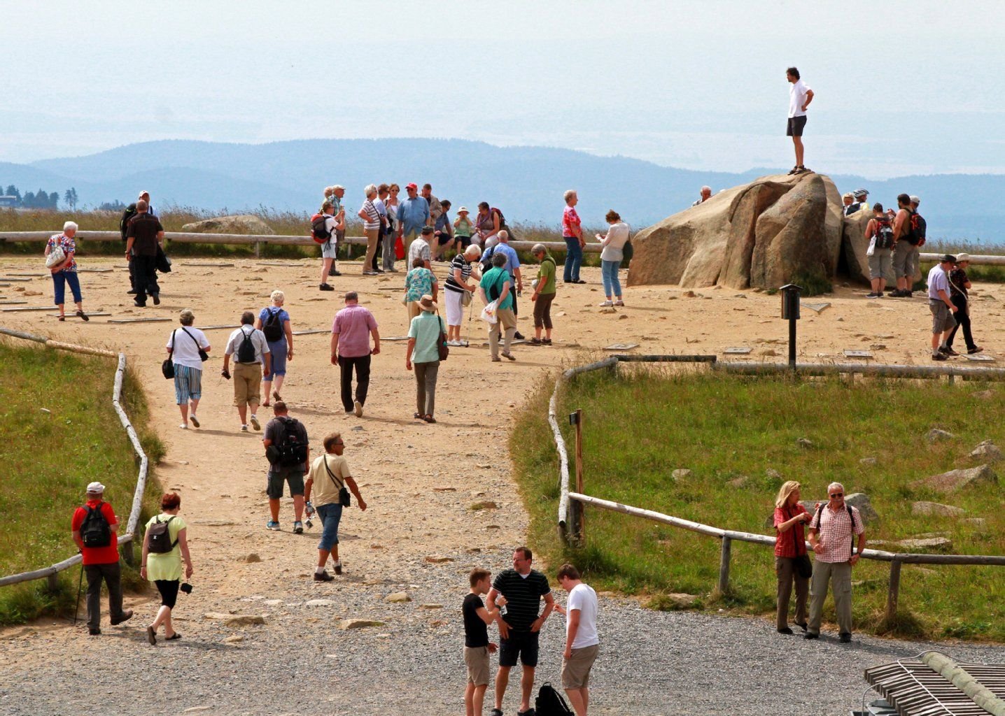 Touristen wandern zum höchsten Punkt des Brocken-Plateaus bei Schierke.