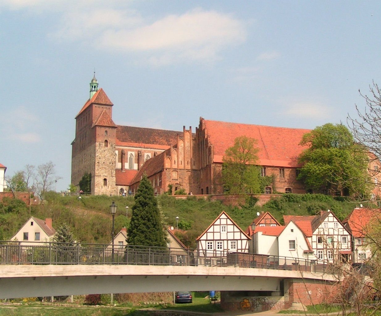 Der Dom zu Havelberg steht majestätisch und beeindruckend über der grünen Inselstadt Havelberg (Landkreis Stendal)