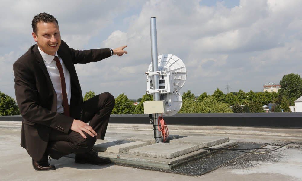 Mathias Dögel an der Funkantenne, die seiner Firma via Konsul-Hotel (im Foto rechts) eine schnelle Verbindung ins Internet ermöglicht.