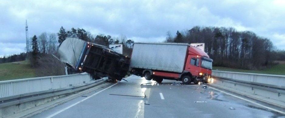 Ein umgestürzter LKW-Anhänger liegt bei Höchenschwand auf dem Geländer einer Brücke.