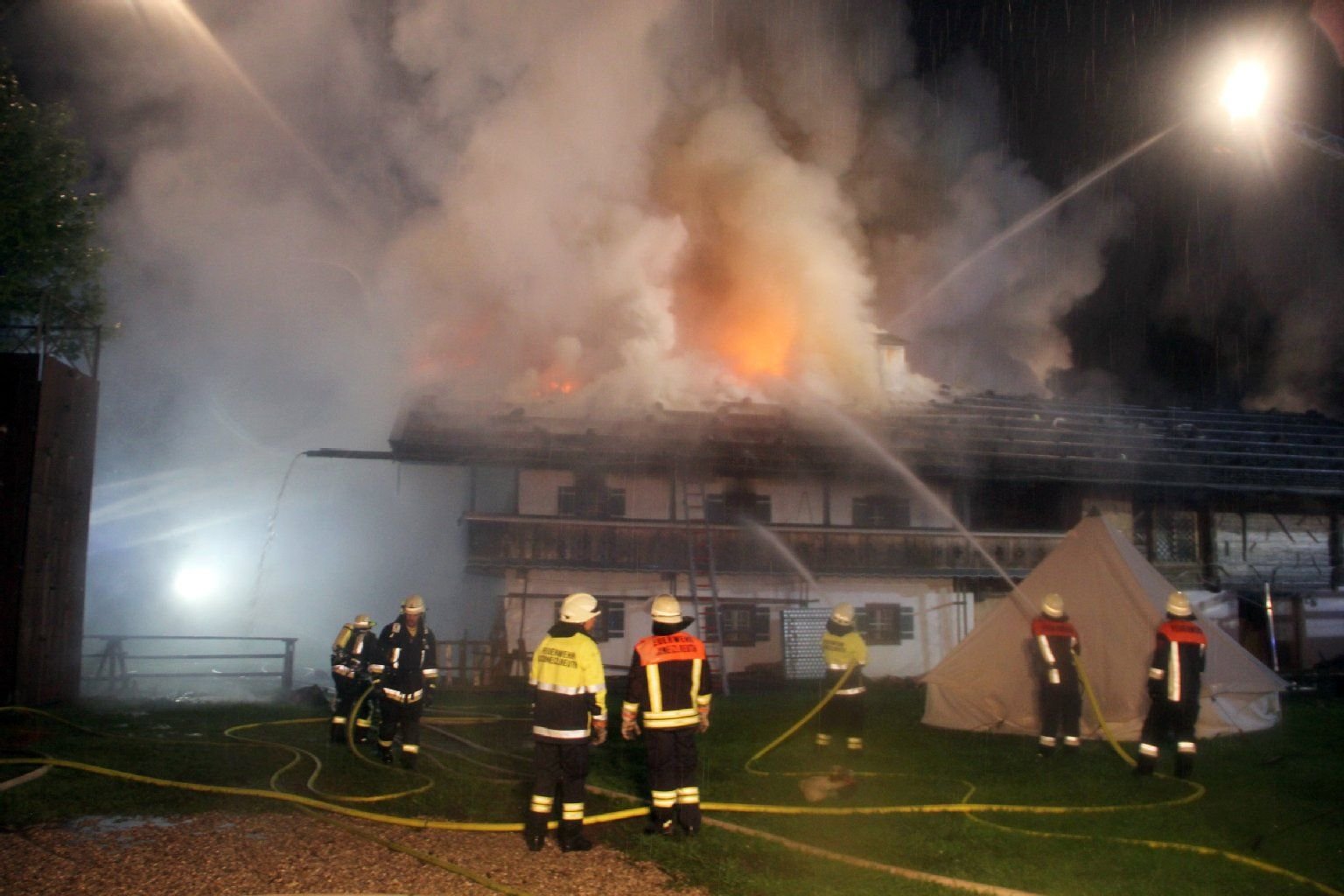Einsatzkräfte kämpften in der Nacht gegen die Flammen in Schneizlreuth.