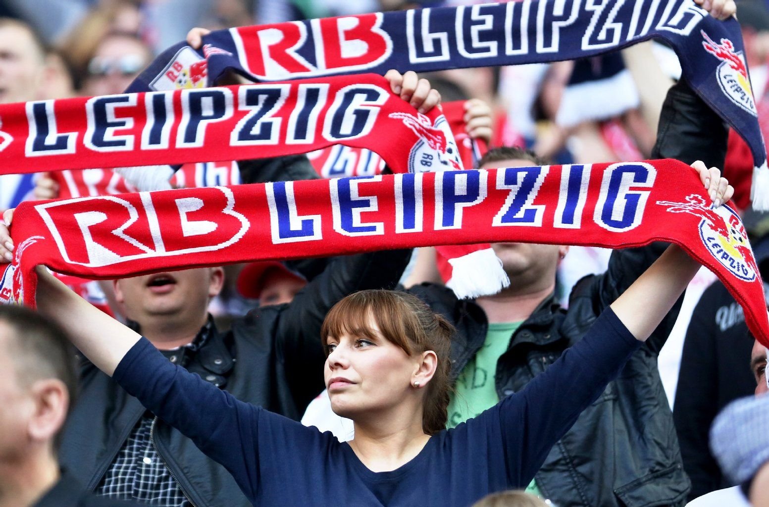 Fans von RB Leipzig zeigen in der Red-Bull-Arena ihre Schals.