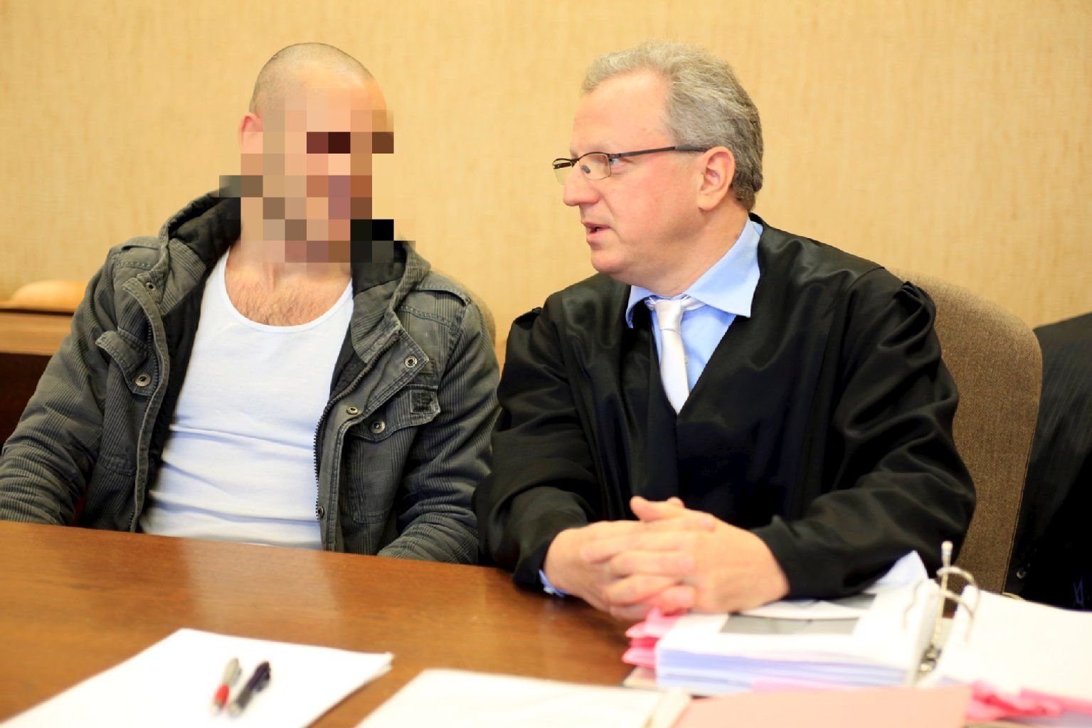 Volkan T., der im Sommer 2013 in Köln die Regierungsmaschine gekapert hatte, mit seinem Verteidiger bei Prozessauftakt im Kölner Landgericht.