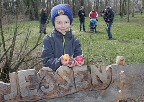 Eric zeigt freudestrahlend beide Hände voller Eier.