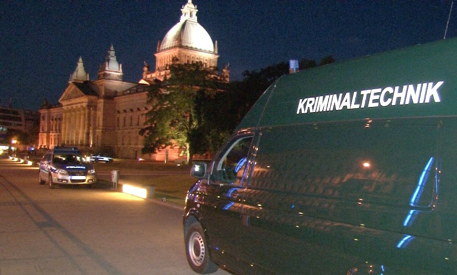 Vermummte haben unter anderem das Bundesverwaltungsgericht und das US-Konsulat in Leipzig angegriffen.