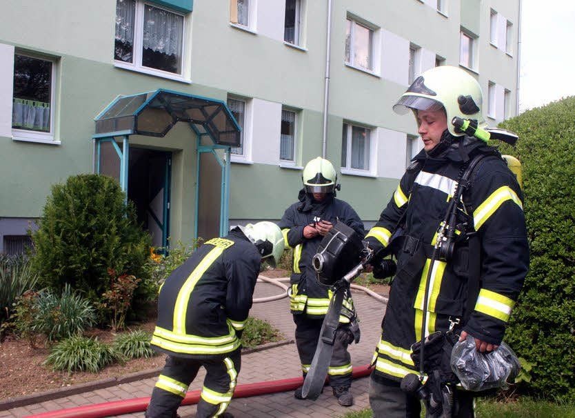 Einsatzkräfte der Freiwilligen Feuerwehr Sangerhausen werten die Bilder der Wärmebildkamera aus.