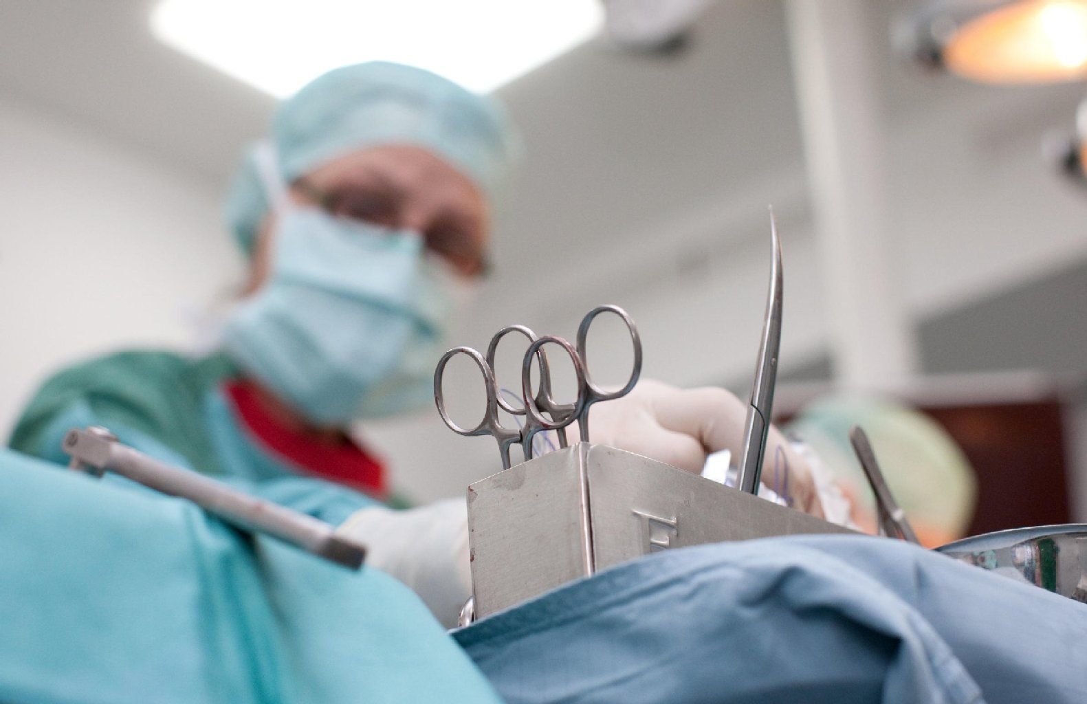 Das Rückenmark von Spender und Empfänger müsse bei einer Kopf-Transplantation höchst präzise und sauber durchtrennt werden, sagt Neurologe Sergio Canavero.